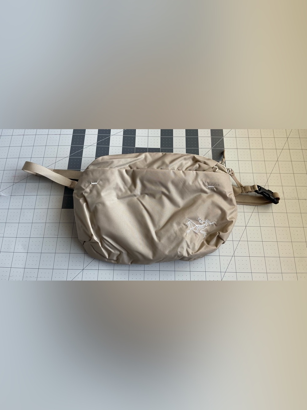 Arc’teryx Heliad 6 Crossbody Bag Smoke Bluff Discontinued Neutral